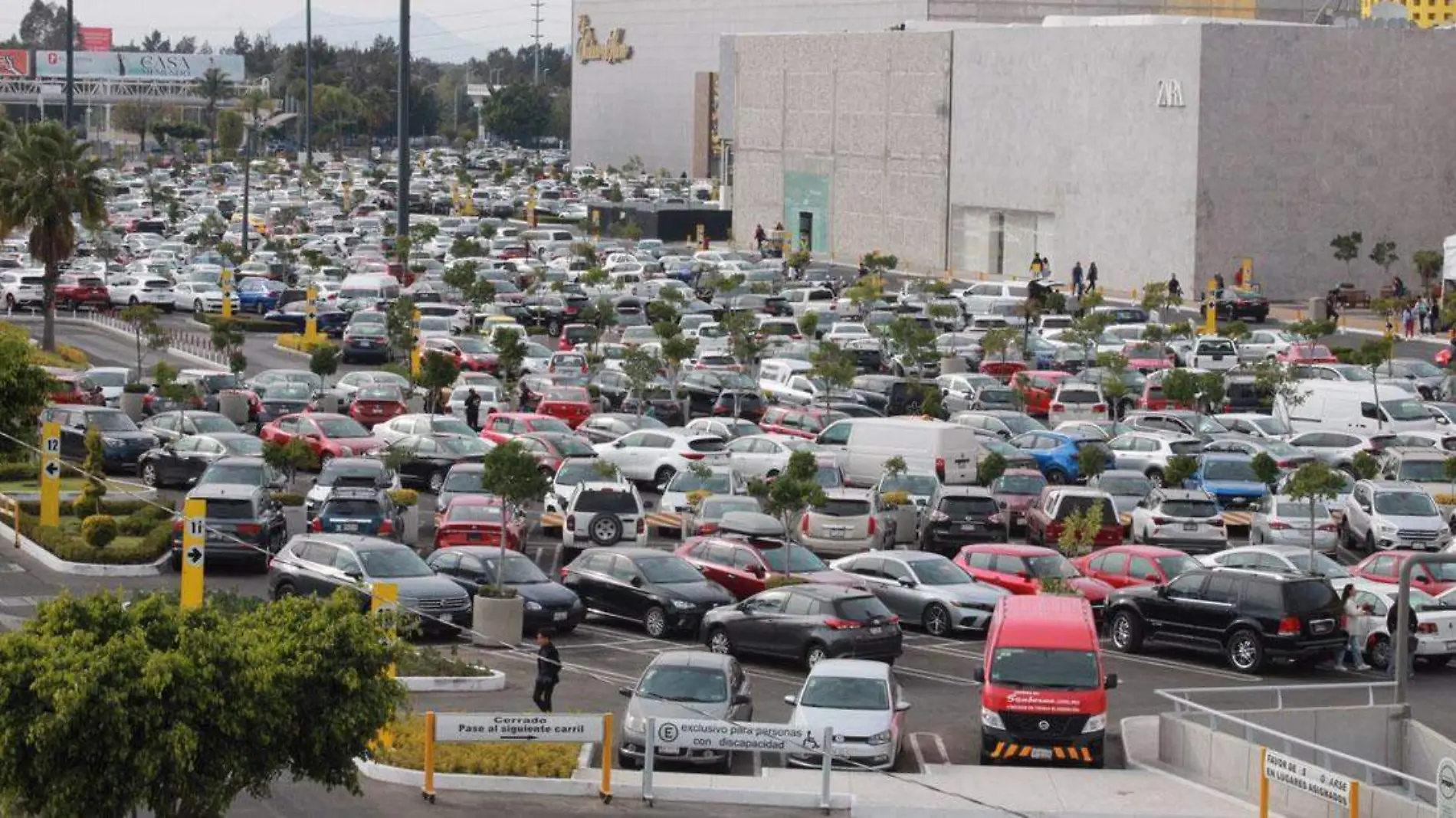 centro comercial angelopolis con gran afluencia en navidad